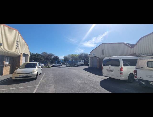 300M² WAREHOUSE TO LET IN AIRPORT INDUSTRIA